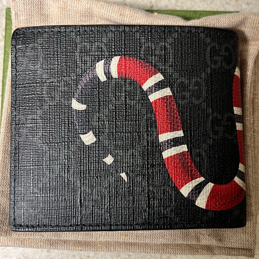 GUCCI KINGSNAKE PRINT BI-FOLD WALLET (authentic)